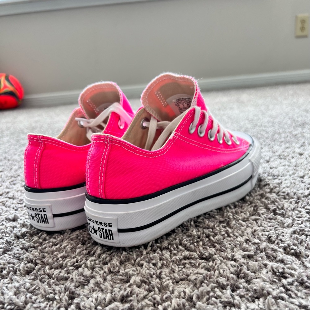 ❌SOLD❌Converse all star platform low top shoes women’s size 5
Hot pink - Picture 5 of 5